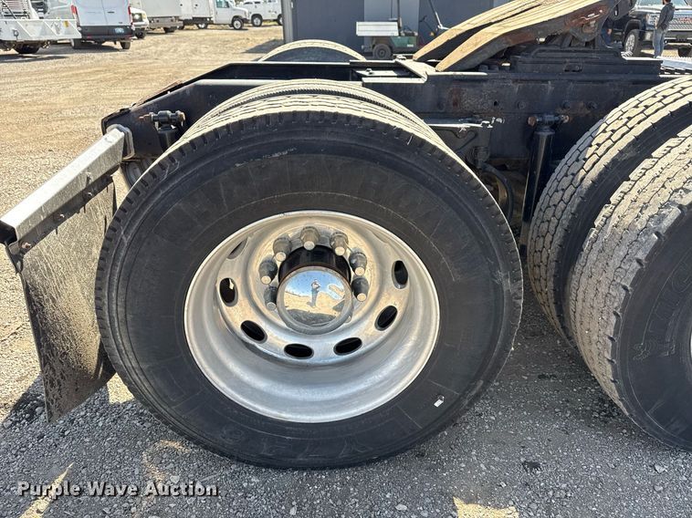 image for item EG5689 2010 Peterbilt 389 semi truck