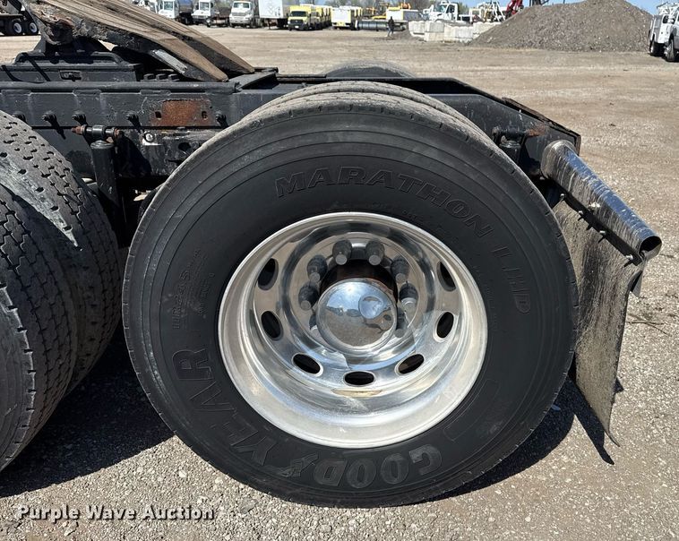 image for item EG5689 2010 Peterbilt 389 semi truck