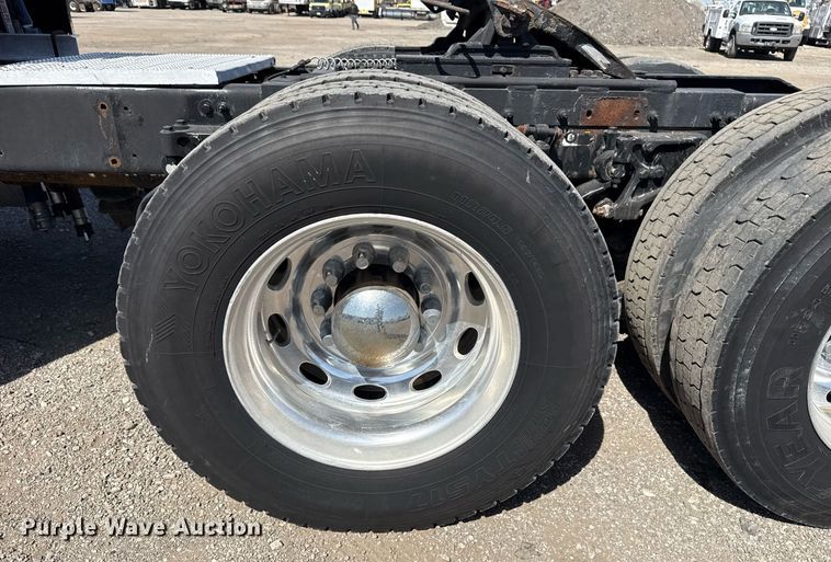 image for item EG5689 2010 Peterbilt 389 semi truck