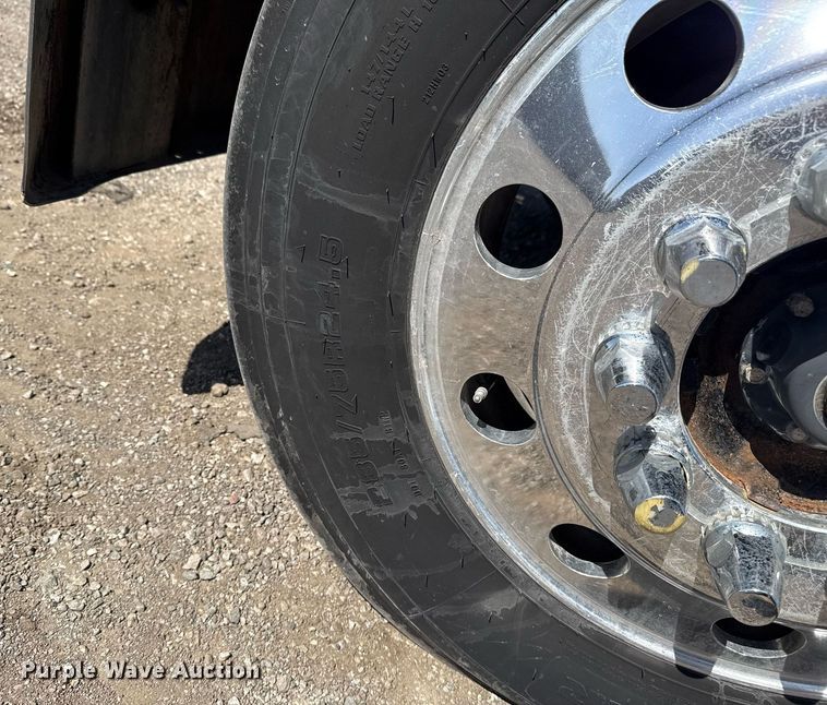 image for item EG5689 2010 Peterbilt 389 semi truck