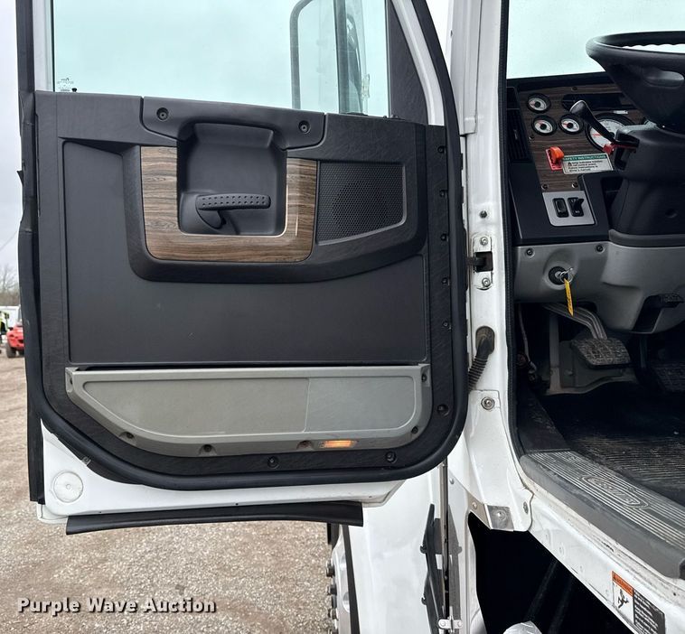 image for item EG5716 2013 Freightliner Coronado semi truck