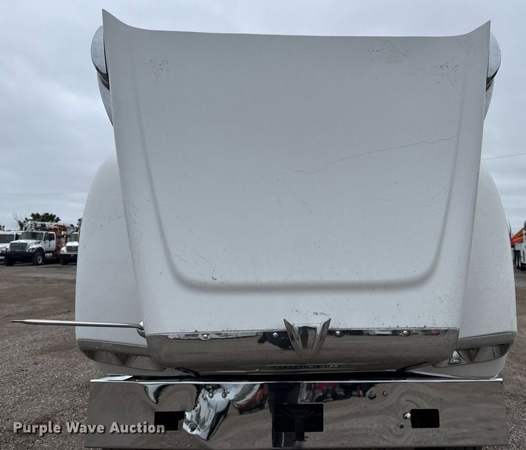 image for item EG5716 2013 Freightliner Coronado semi truck