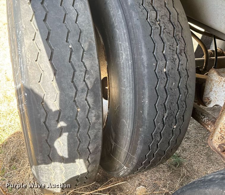 image for item EG6189 1985 Guthrie grain trailer