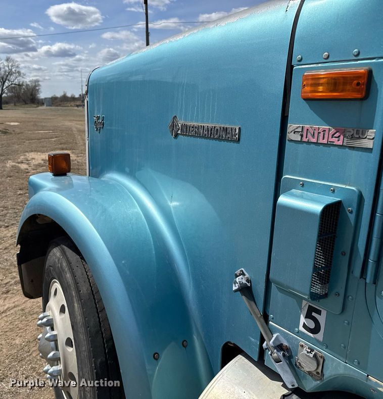 image for item EG6190 1996 International 9300 Eagle semi truck