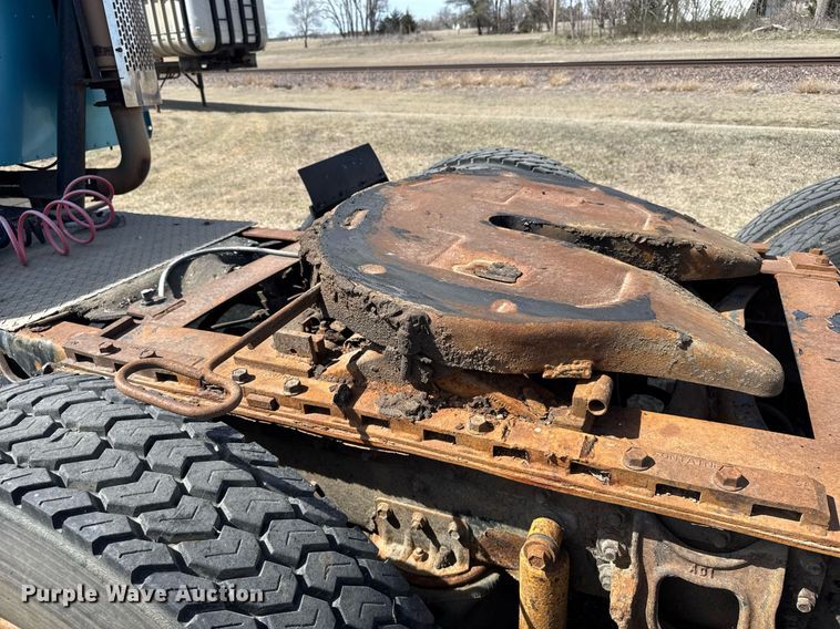 image for item EG6190 1996 International 9300 Eagle semi truck