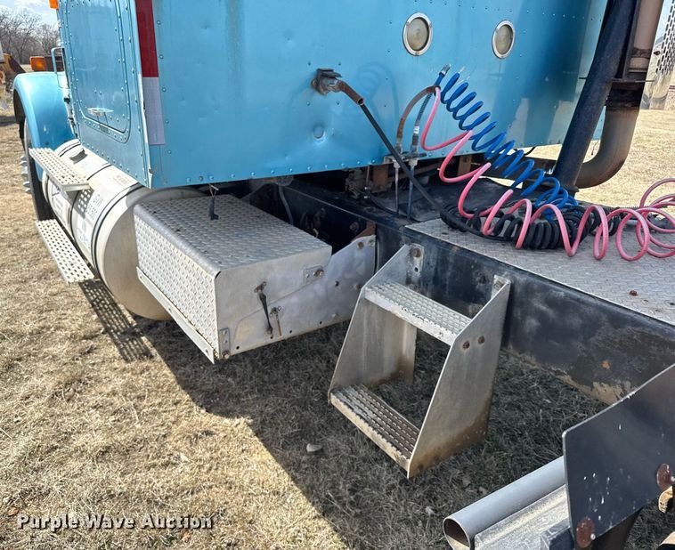 image for item EG6190 1996 International 9300 Eagle semi truck