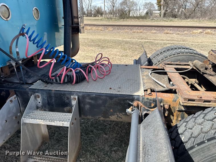 image for item EG6190 1996 International 9300 Eagle semi truck