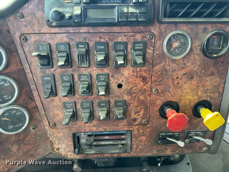 image for item EG6190 1996 International 9300 Eagle semi truck