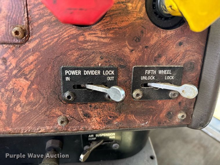 image for item EG6190 1996 International 9300 Eagle semi truck