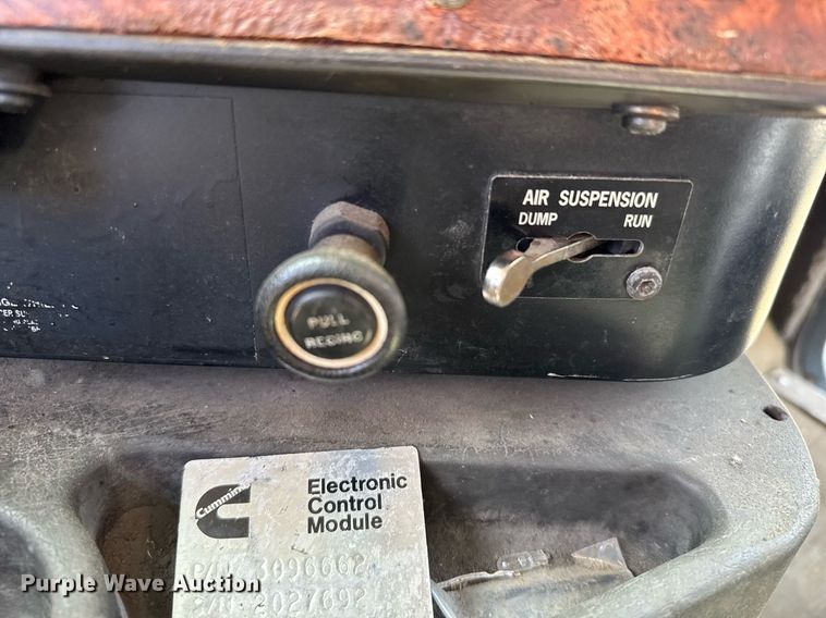 image for item EG6190 1996 International 9300 Eagle semi truck