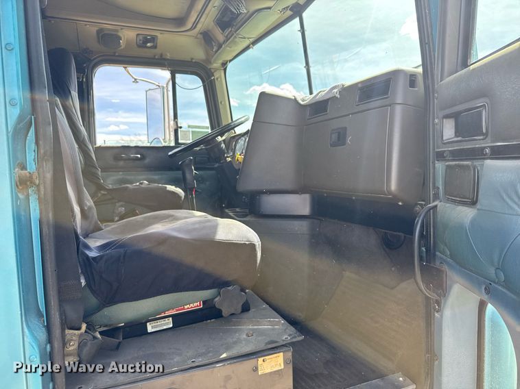 image for item EG6190 1996 International 9300 Eagle semi truck