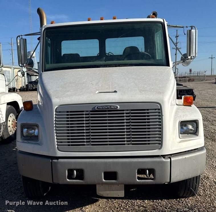image for item EG6268 2003 Freightliner FL70 semi truck