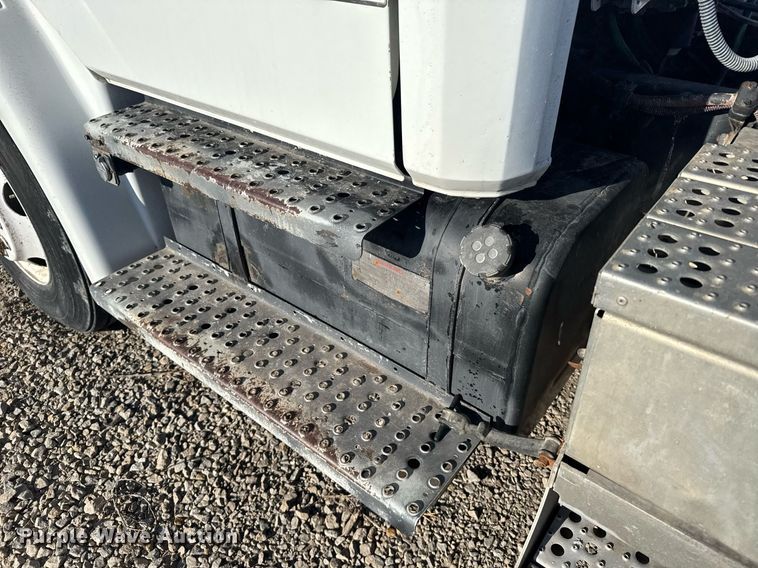 image for item EG6268 2003 Freightliner FL70 semi truck