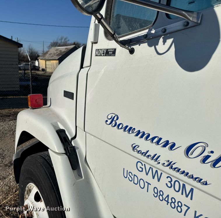 image for item EG6268 2003 Freightliner FL70 semi truck