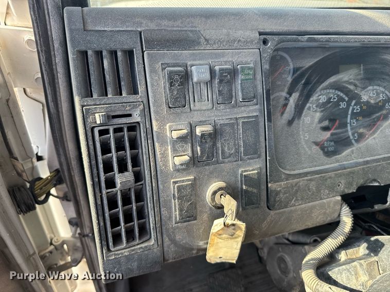 image for item EG6268 2003 Freightliner FL70 semi truck