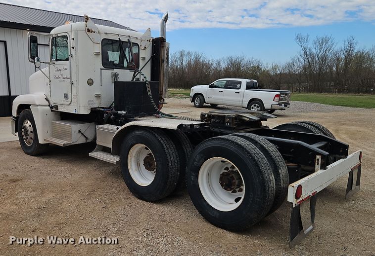 image for item EI8904 2000 Freightliner FLD semi truck