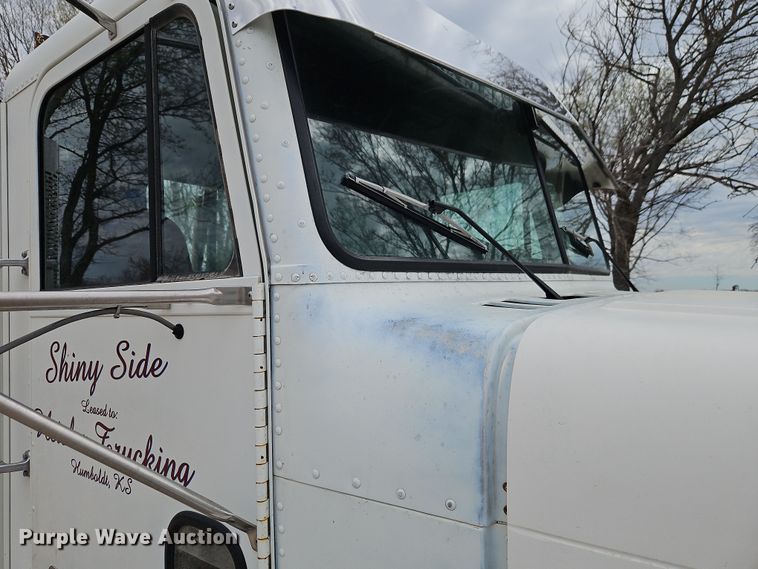 image for item EI8904 2000 Freightliner FLD semi truck