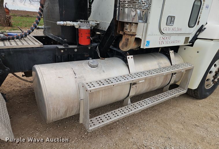 image for item EI8904 2000 Freightliner FLD semi truck