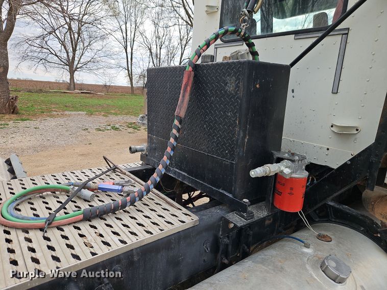 image for item EI8904 2000 Freightliner FLD semi truck