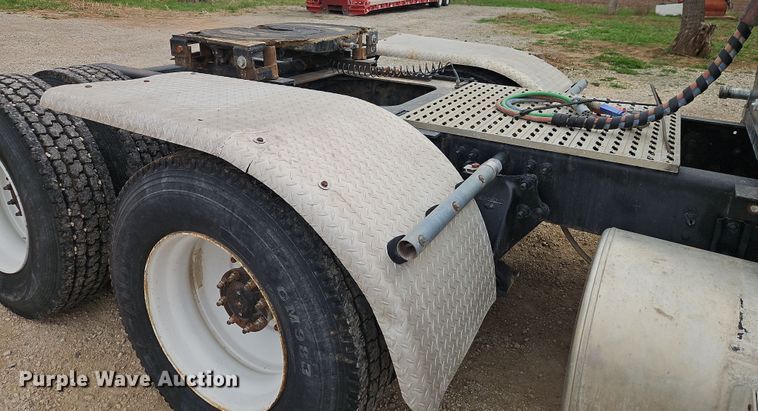 image for item EI8904 2000 Freightliner FLD semi truck