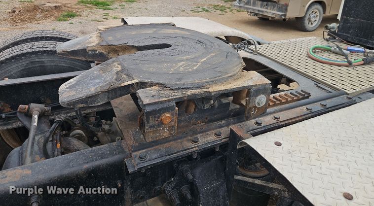 image for item EI8904 2000 Freightliner FLD semi truck