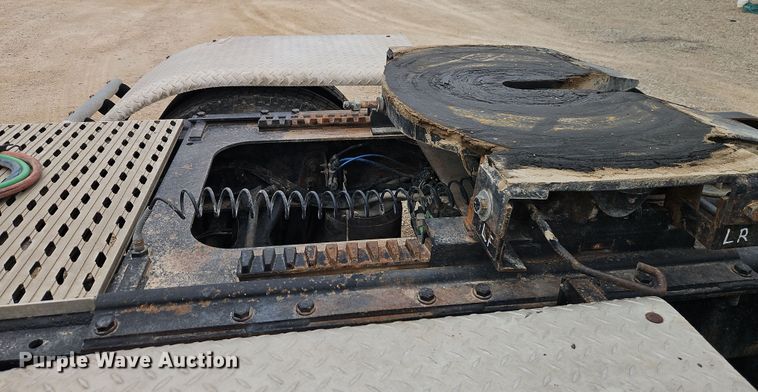 image for item EI8904 2000 Freightliner FLD semi truck