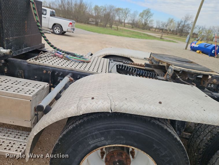 image for item EI8904 2000 Freightliner FLD semi truck