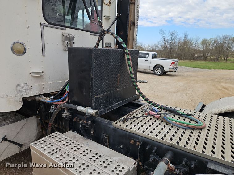 image for item EI8904 2000 Freightliner FLD semi truck