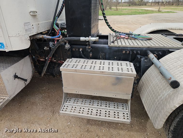 image for item EI8904 2000 Freightliner FLD semi truck