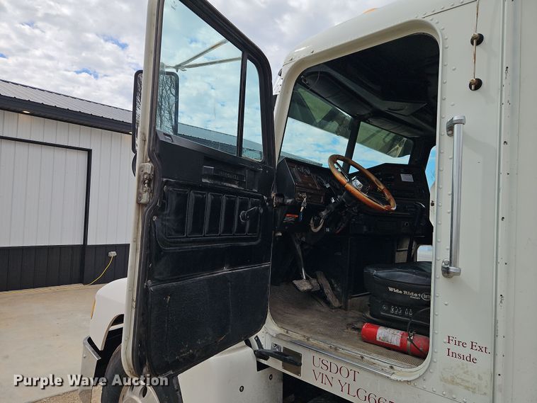 image for item EI8904 2000 Freightliner FLD semi truck