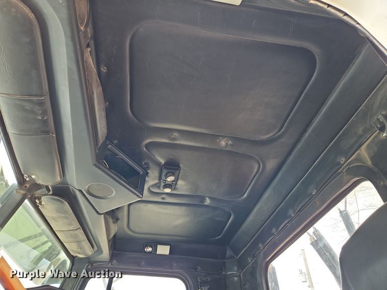 image for item EI8904 2000 Freightliner FLD semi truck