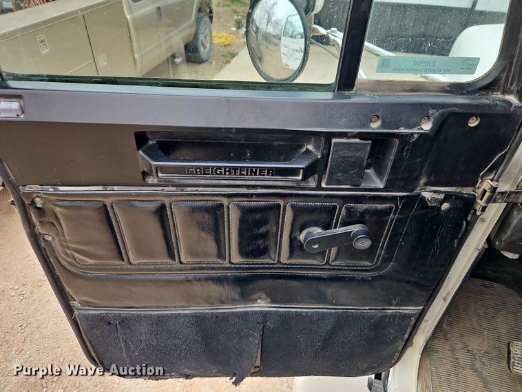 image for item EI8904 2000 Freightliner FLD semi truck