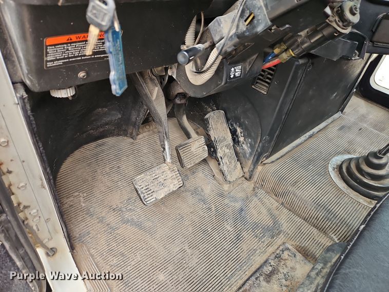 image for item EI8904 2000 Freightliner FLD semi truck