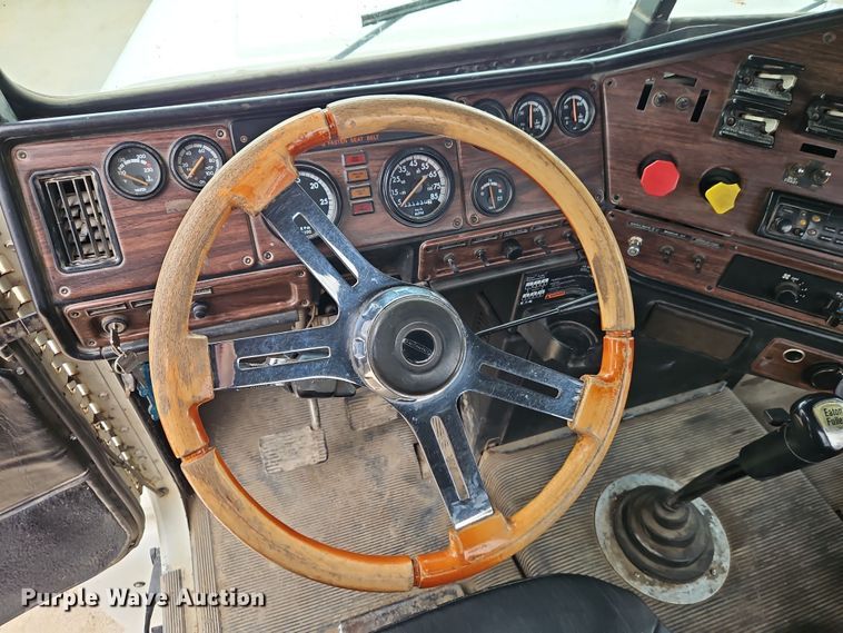 image for item EI8904 2000 Freightliner FLD semi truck