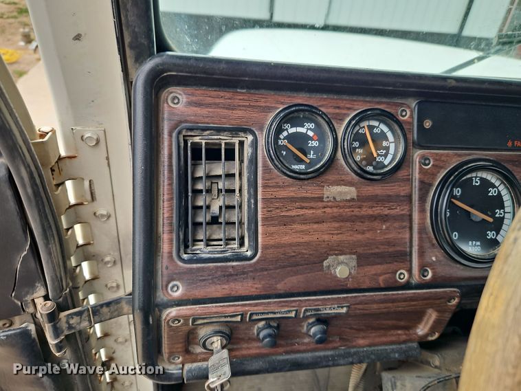 image for item EI8904 2000 Freightliner FLD semi truck