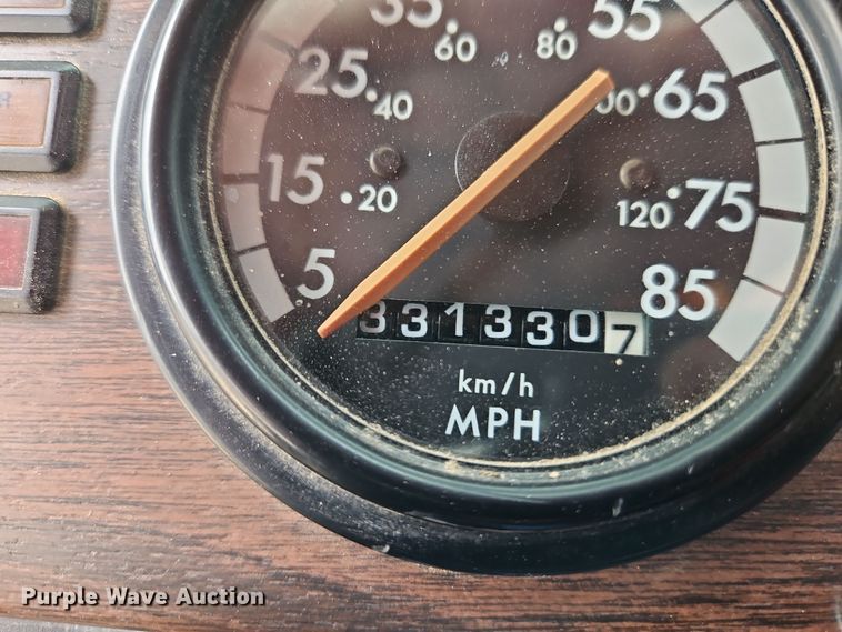 image for item EI8904 2000 Freightliner FLD semi truck