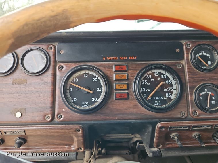 image for item EI8904 2000 Freightliner FLD semi truck