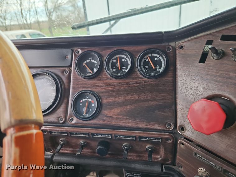 image for item EI8904 2000 Freightliner FLD semi truck