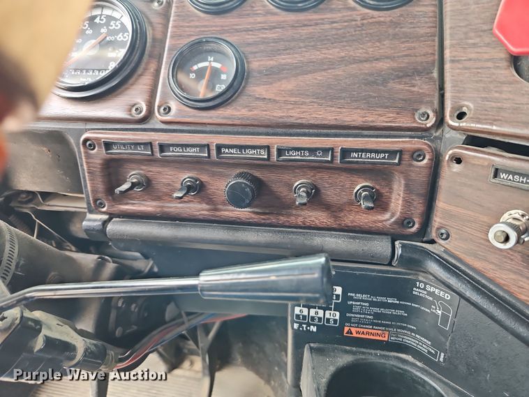 image for item EI8904 2000 Freightliner FLD semi truck