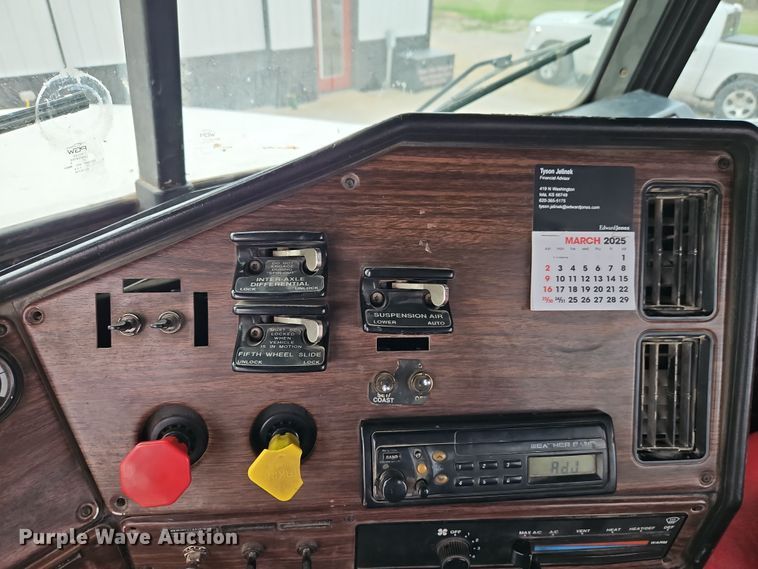 image for item EI8904 2000 Freightliner FLD semi truck