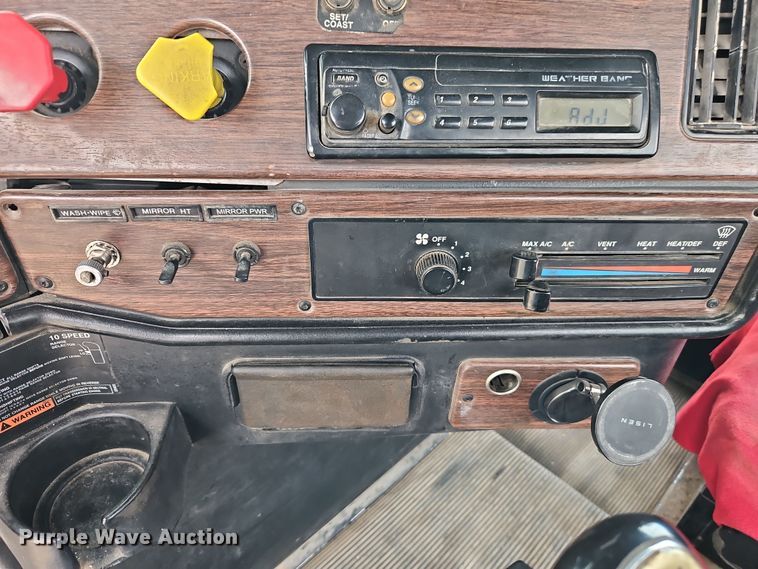 image for item EI8904 2000 Freightliner FLD semi truck