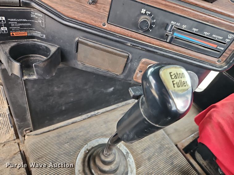 image for item EI8904 2000 Freightliner FLD semi truck