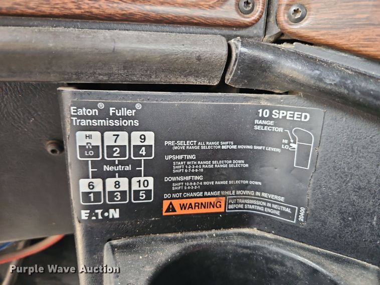 image for item EI8904 2000 Freightliner FLD semi truck