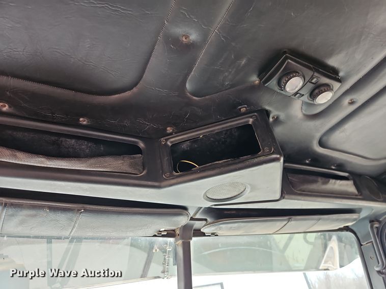 image for item EI8904 2000 Freightliner FLD semi truck