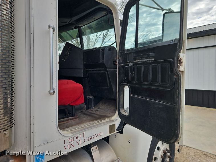 image for item EI8904 2000 Freightliner FLD semi truck