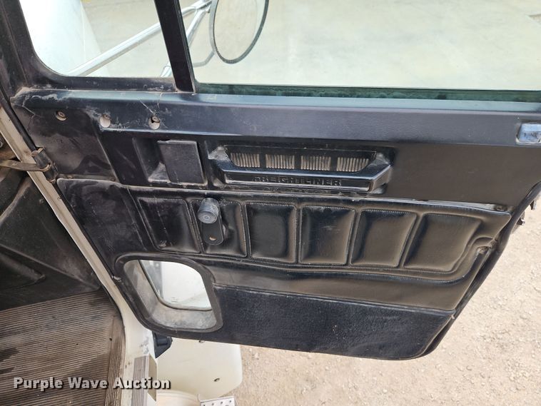 image for item EI8904 2000 Freightliner FLD semi truck