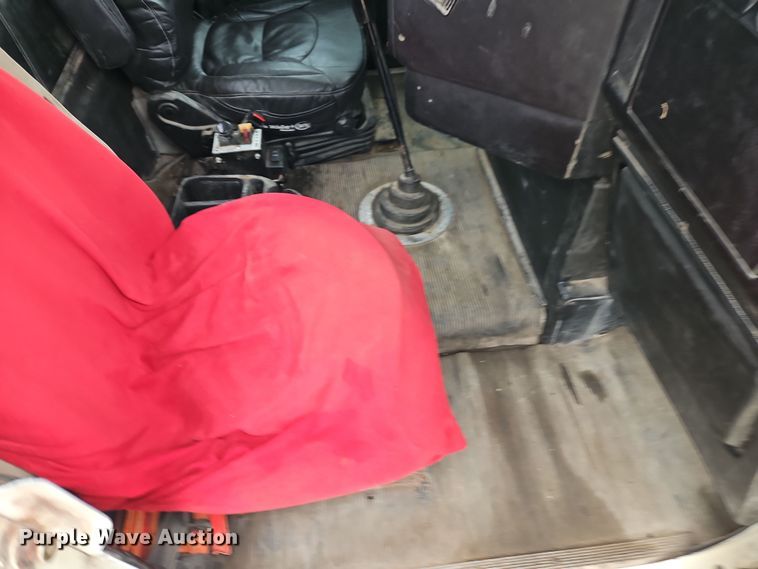 image for item EI8904 2000 Freightliner FLD semi truck