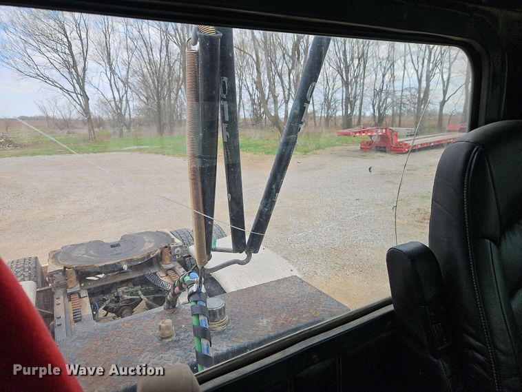 image for item EI8904 2000 Freightliner FLD semi truck