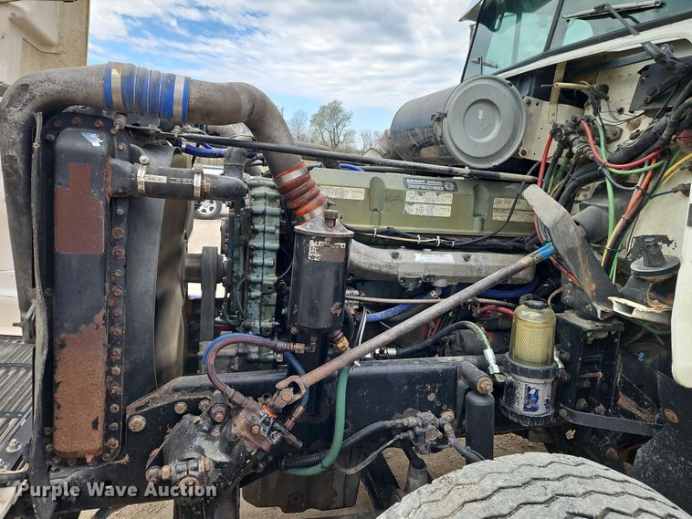 image for item EI8904 2000 Freightliner FLD semi truck