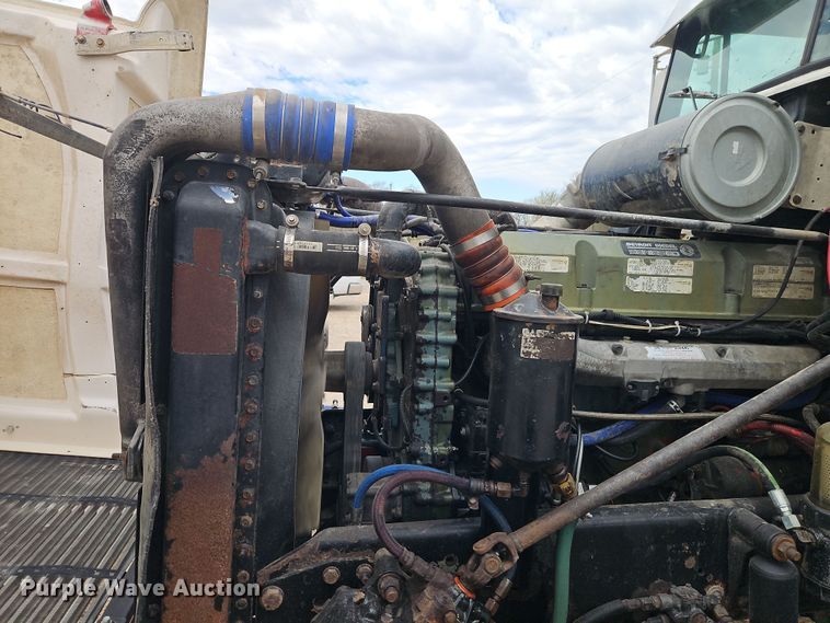 image for item EI8904 2000 Freightliner FLD semi truck